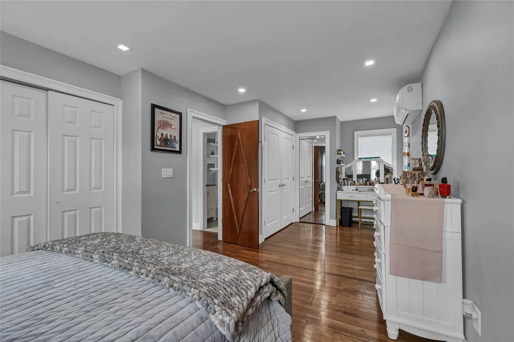 238 35th Street Lindenhurst NY 11757