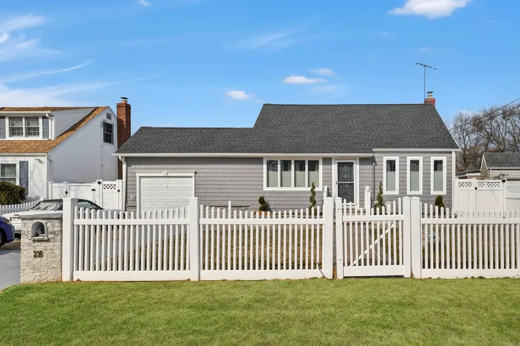 238 35th Street Lindenhurst NY 11757