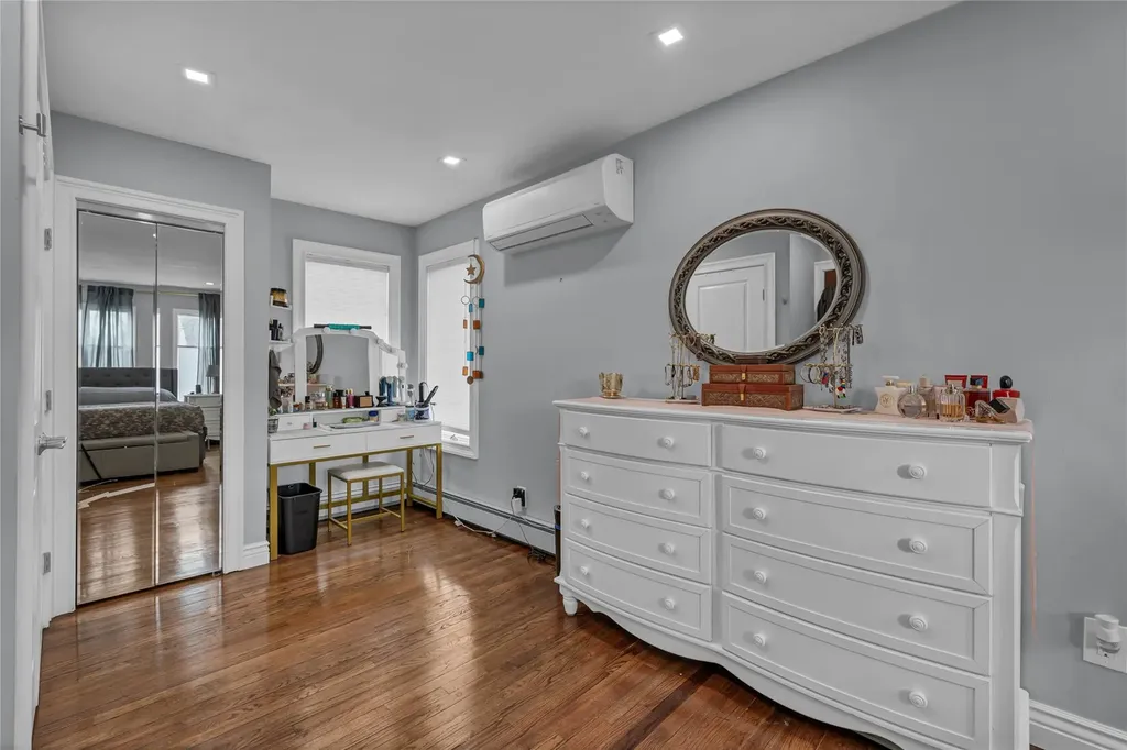 238 35th Street Lindenhurst NY 11757