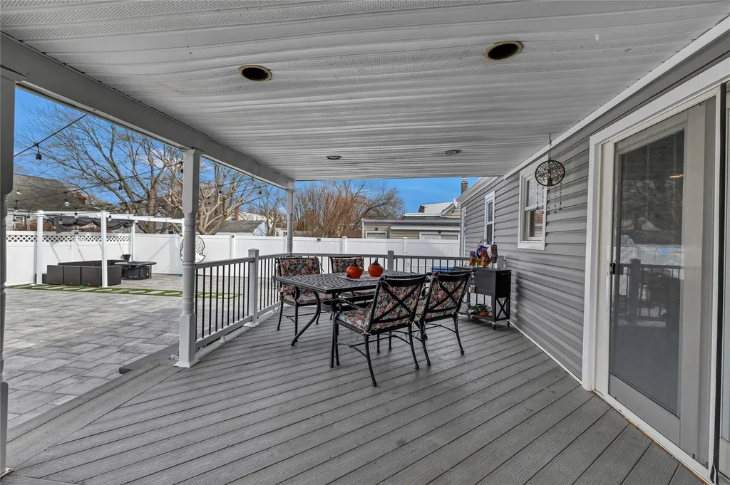 238 35th Street Lindenhurst NY 11757