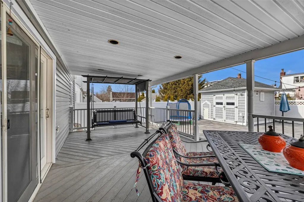 238 35th Street Lindenhurst NY 11757