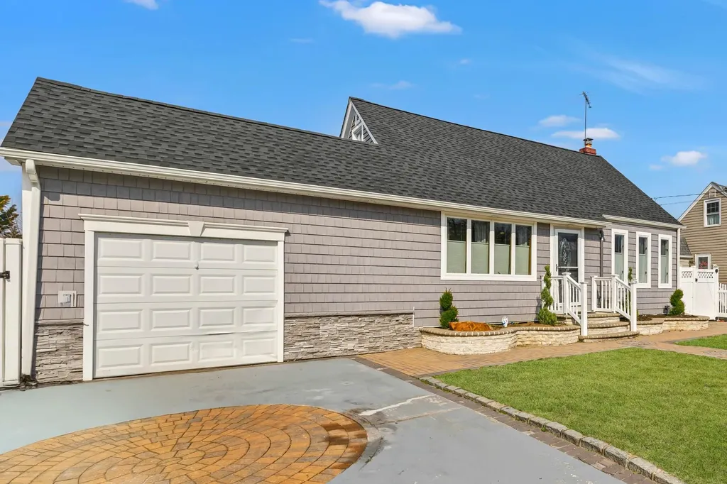 238 35th Street Lindenhurst NY 11757