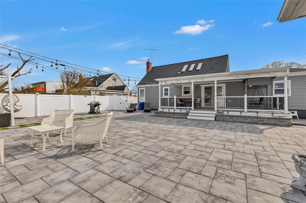 238 35th Street Lindenhurst NY 11757