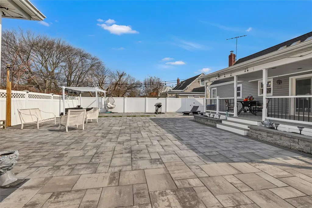 238 35th Street Lindenhurst NY 11757