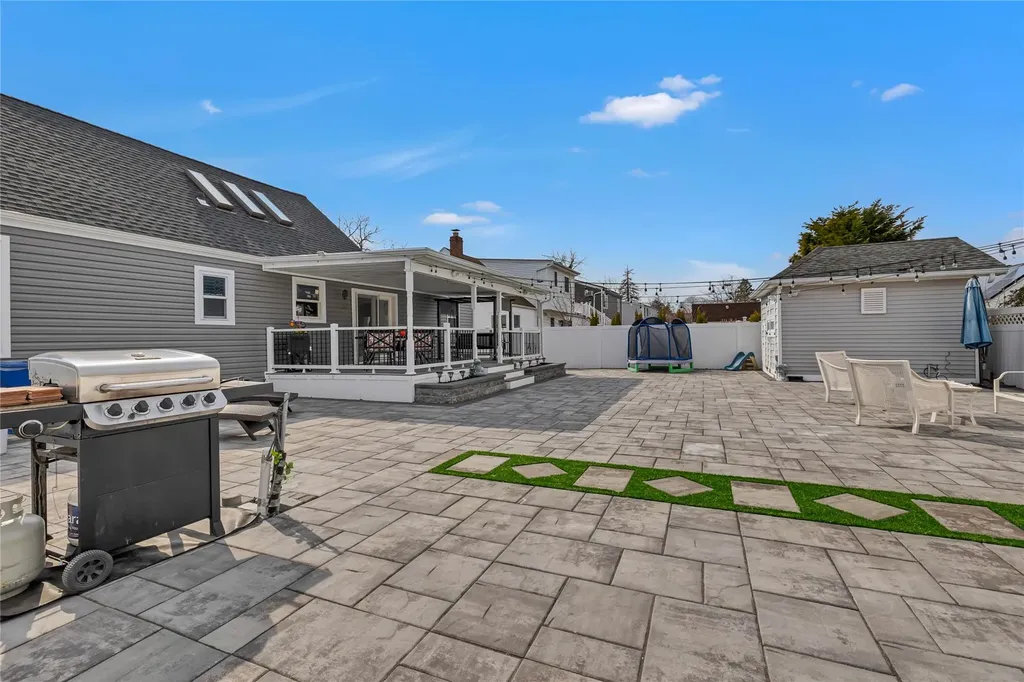 238 35th Street Lindenhurst NY 11757