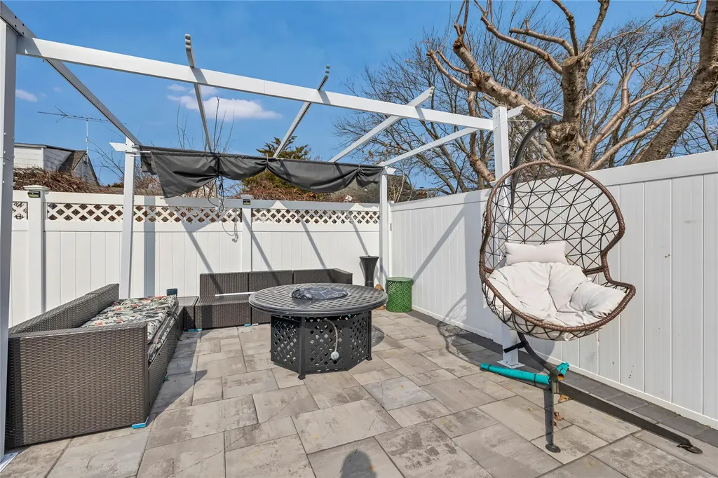 238 35th Street Lindenhurst NY 11757