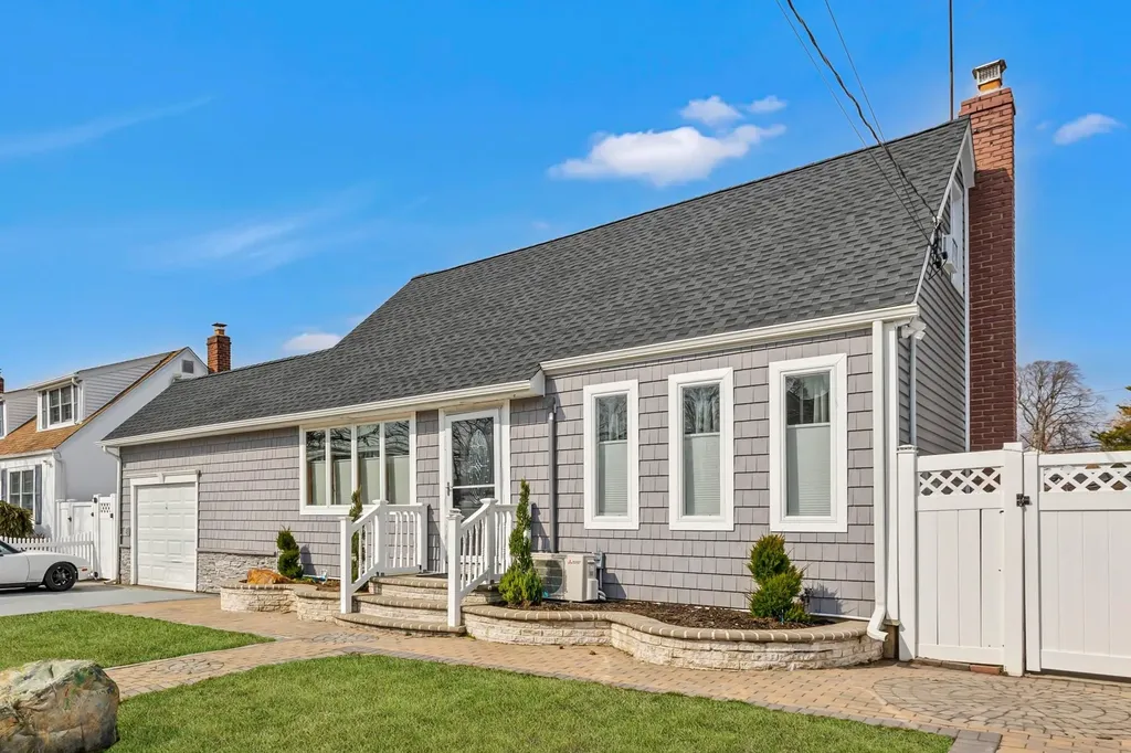 238 35th Street Lindenhurst NY 11757
