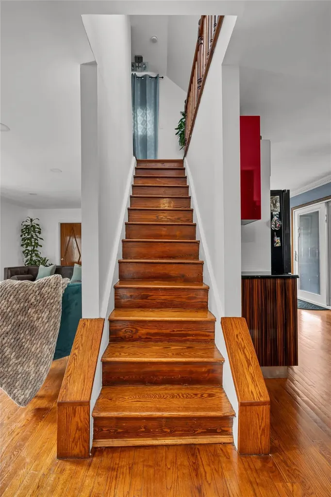 238 35th Street Lindenhurst NY 11757