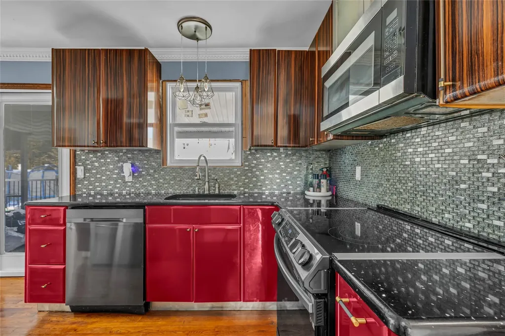 238 35th Street Lindenhurst NY 11757