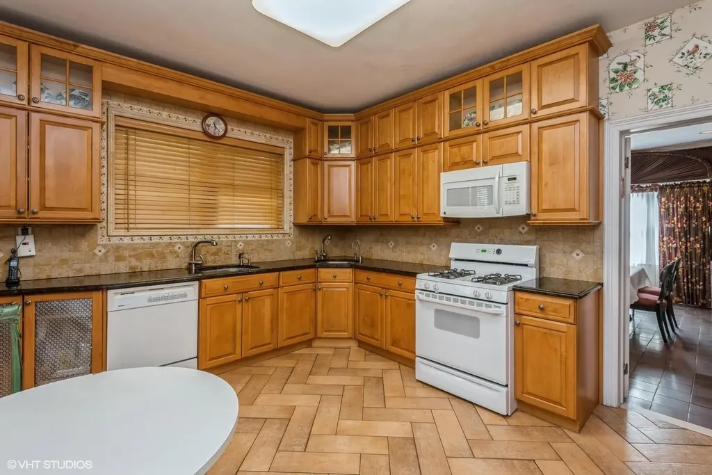 130 Hards Lane Lawrence NY 11559