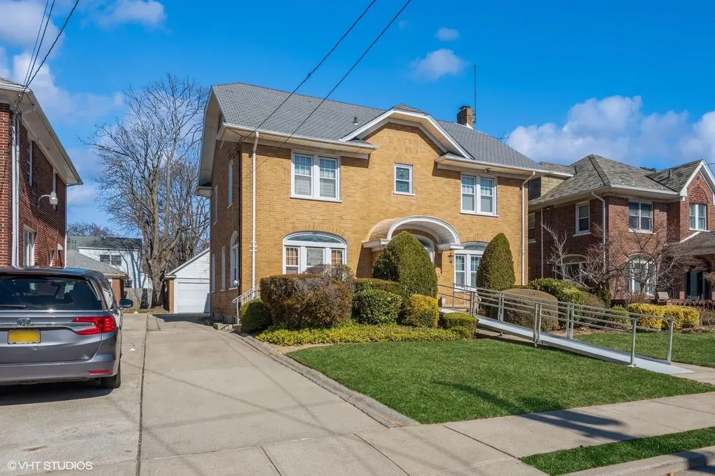 130 Hards Lane Lawrence NY 11559