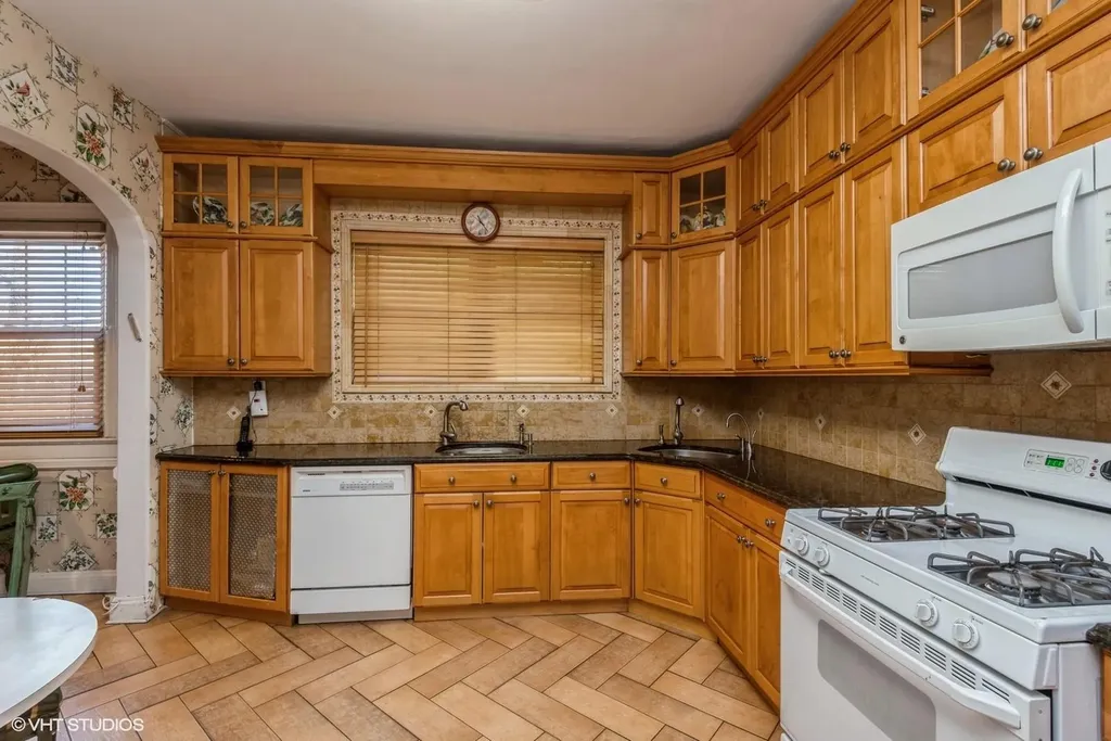 130 Hards Lane Lawrence NY 11559