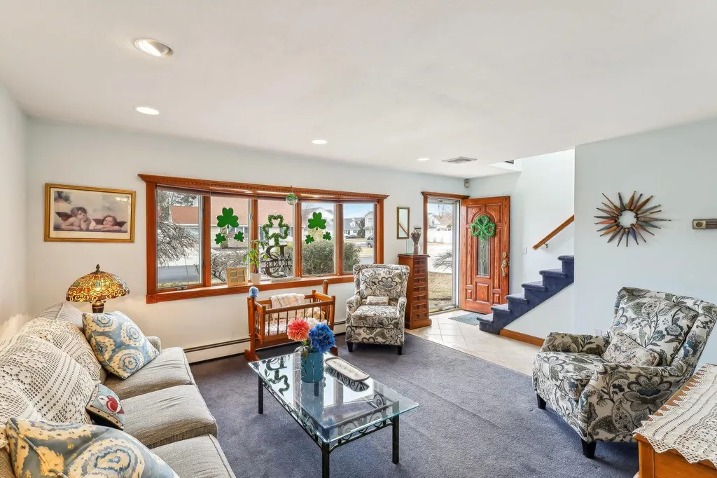 3638 Hilaire Way Seaford NY 11783
