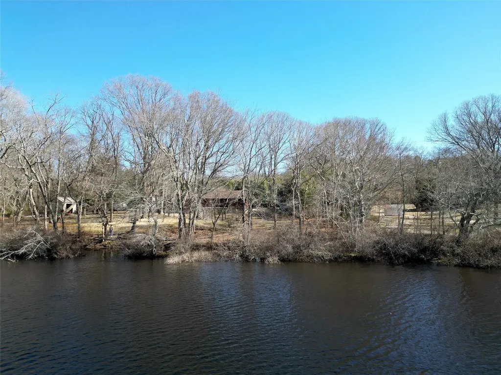 36 Mill Road Calverton NY 11933