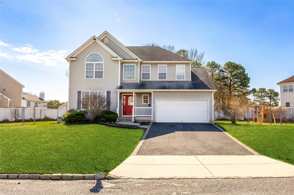 27 Bloomington Street Brookhaven NY 11763