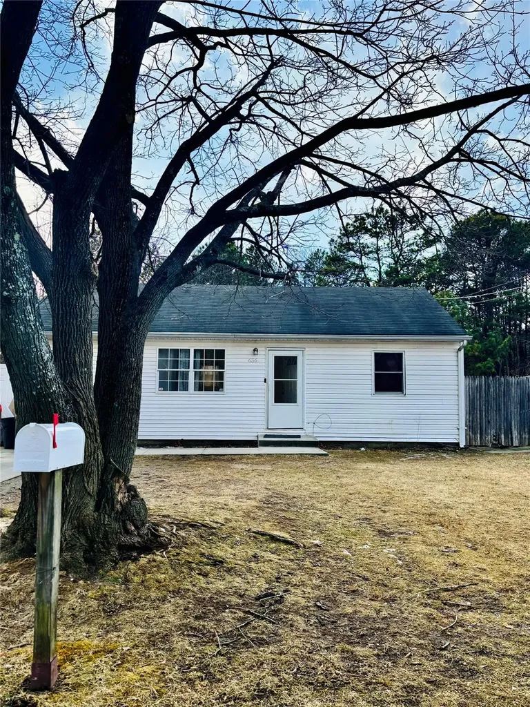 656 Hoffman Avenue Bellport NY 11713