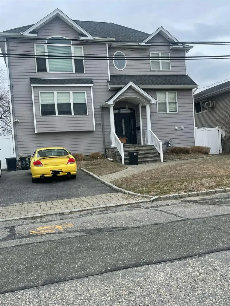 35 Jackson Avenue W Babylon NY 11702