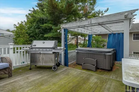 35 Jackson Avenue W Babylon NY 11702