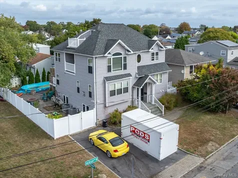 35 Jackson Avenue W Babylon NY 11702