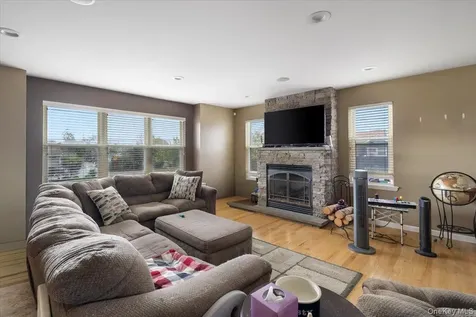 35 Jackson Avenue W Babylon NY 11702