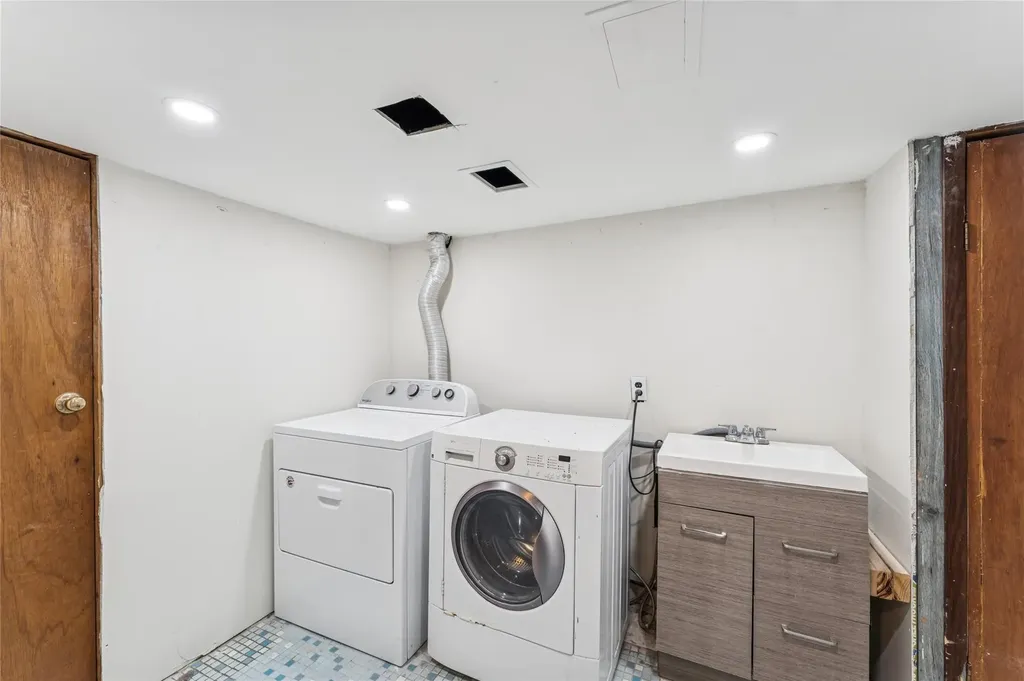 4 Foxcroft Road Albertson NY 11507