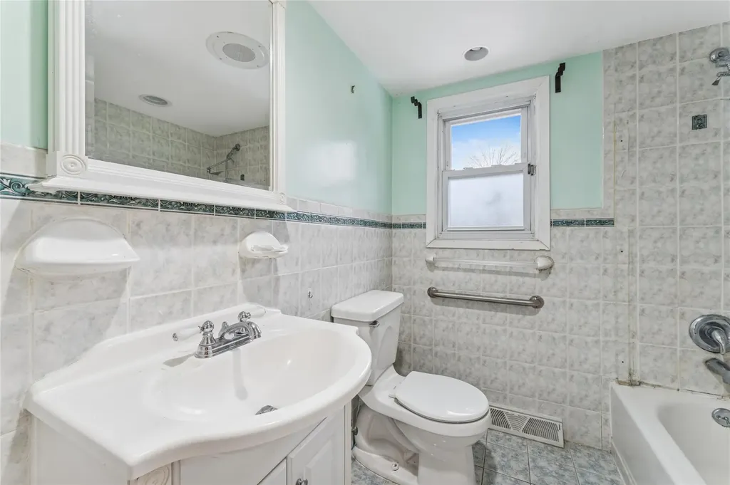 4 Foxcroft Road Albertson NY 11507