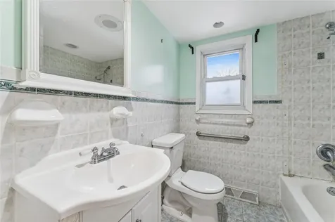 4 Foxcroft Road Albertson NY 11507