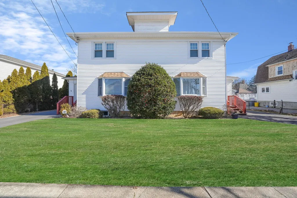 12 Lloyd Avenue Lynbrook NY 11563