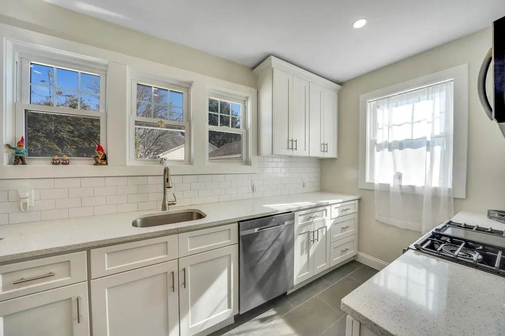 12 Lloyd Avenue Lynbrook NY 11563