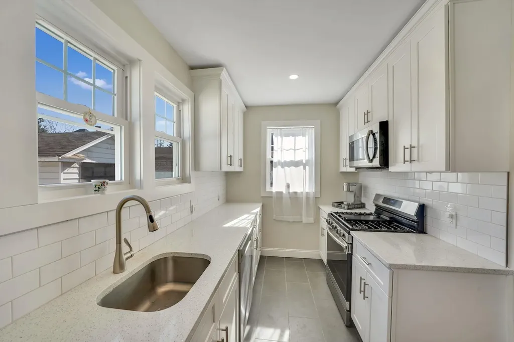 12 Lloyd Avenue Lynbrook NY 11563