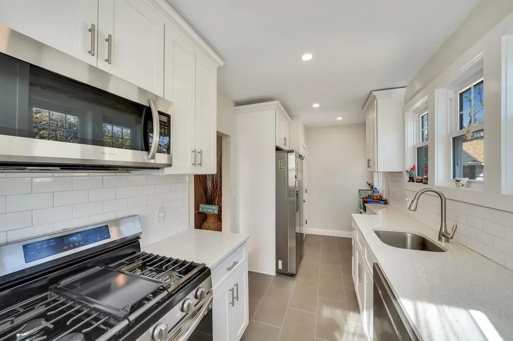 12 Lloyd Avenue Lynbrook NY 11563