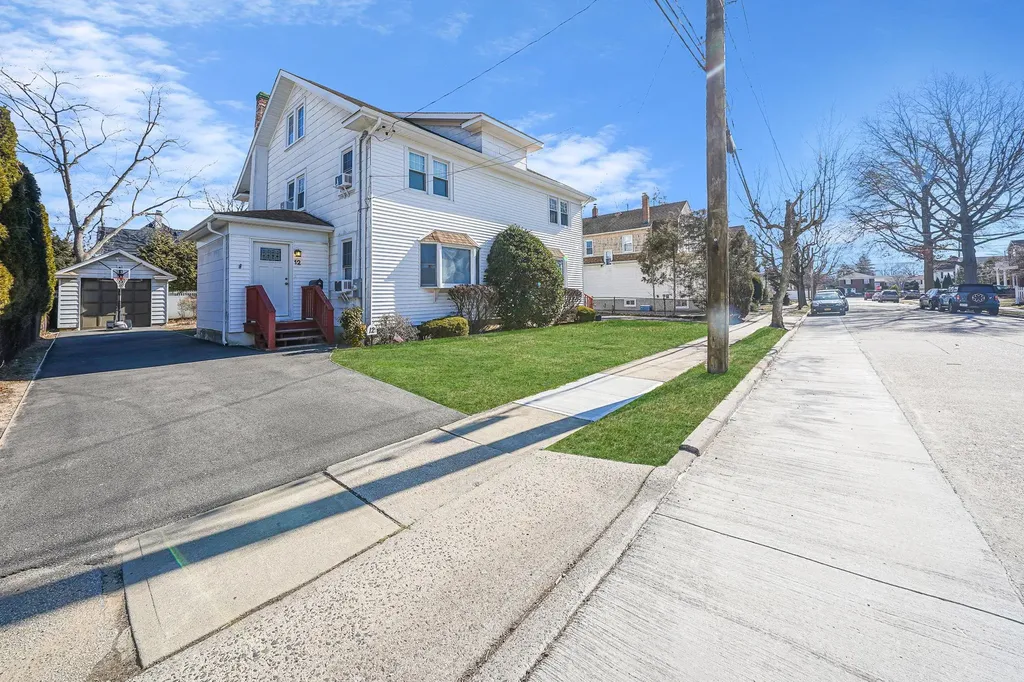 12 Lloyd Avenue Lynbrook NY 11563