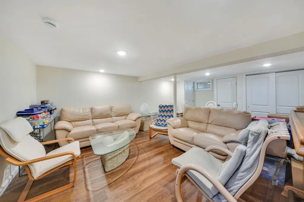 12 Lloyd Avenue Lynbrook NY 11563