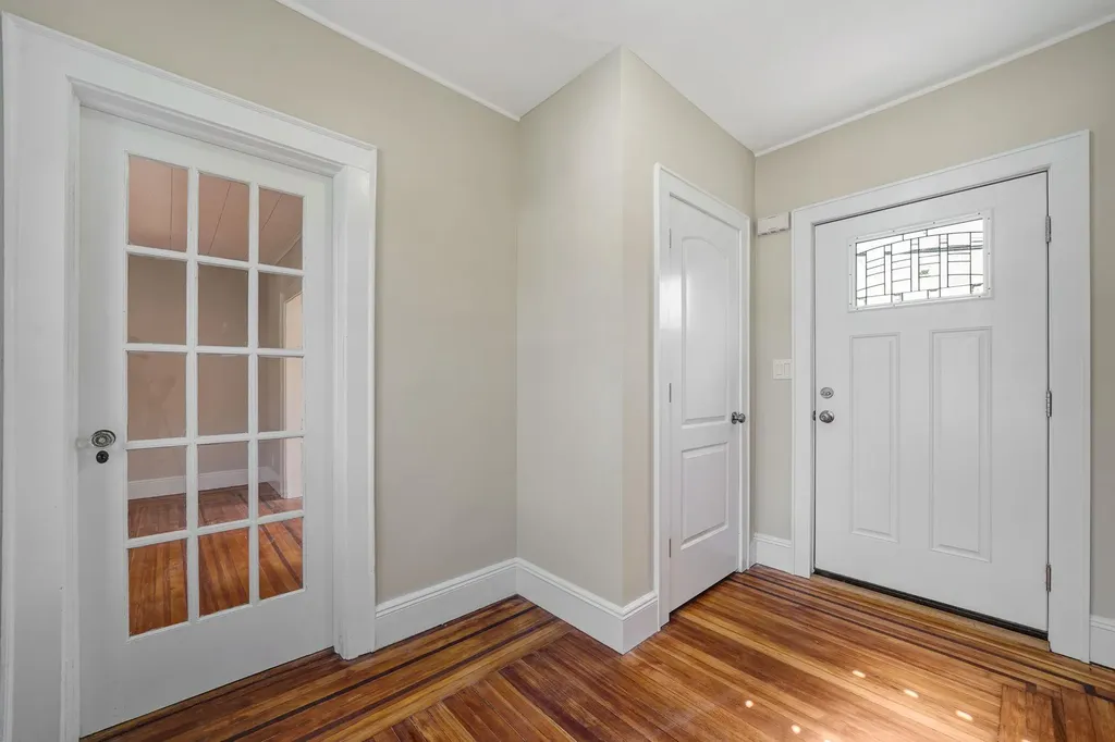 12 Lloyd Avenue Lynbrook NY 11563