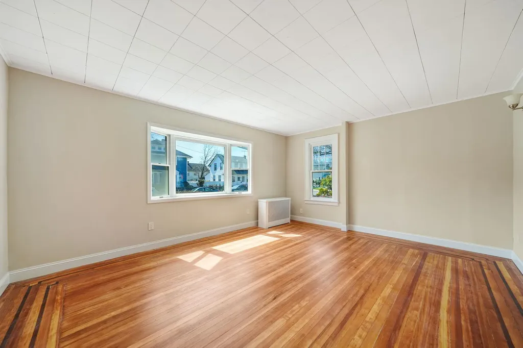 12 Lloyd Avenue Lynbrook NY 11563