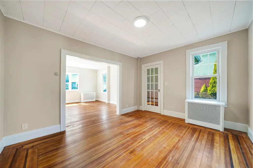 12 Lloyd Avenue Lynbrook NY 11563
