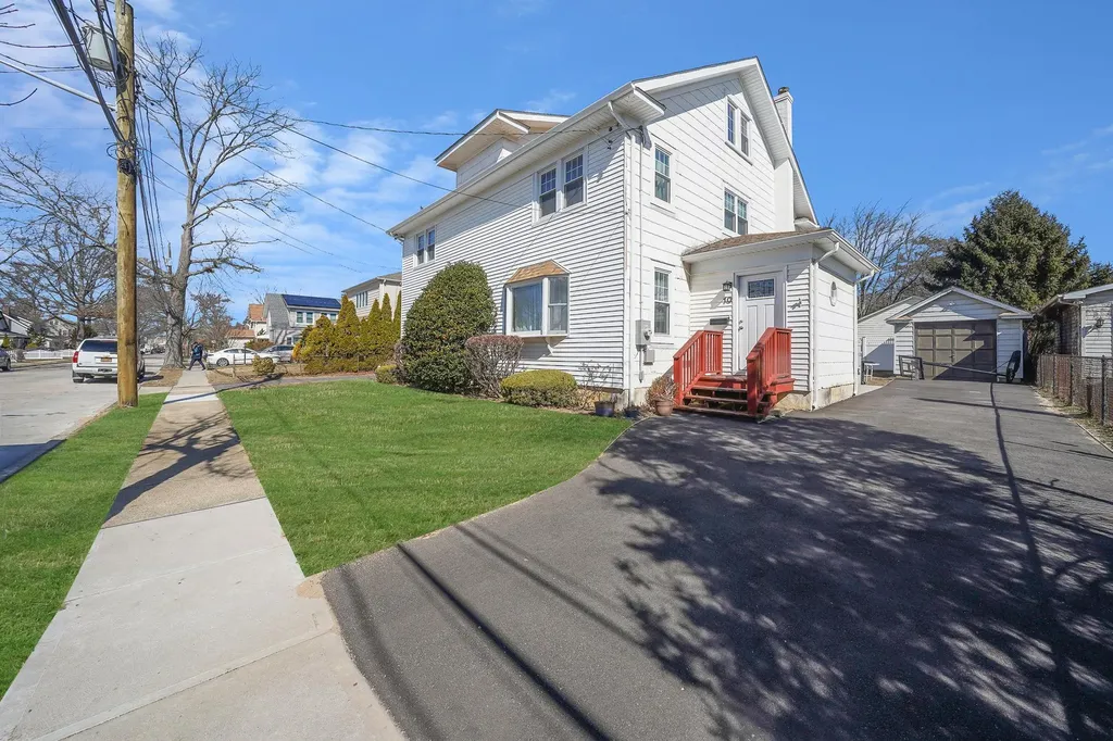12 Lloyd Avenue Lynbrook NY 11563