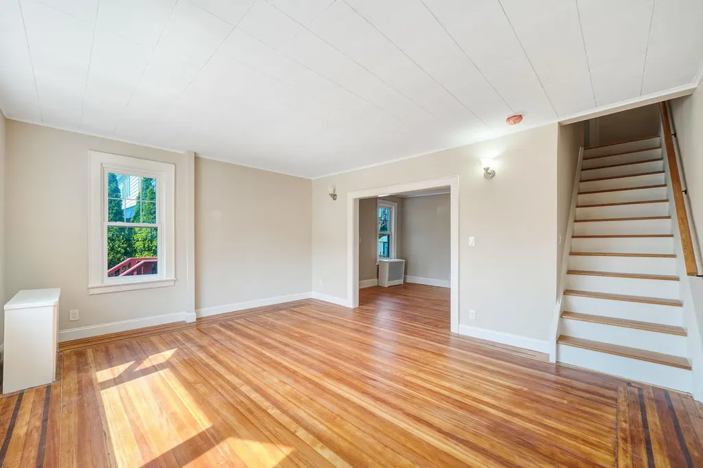 12 Lloyd Avenue Lynbrook NY 11563