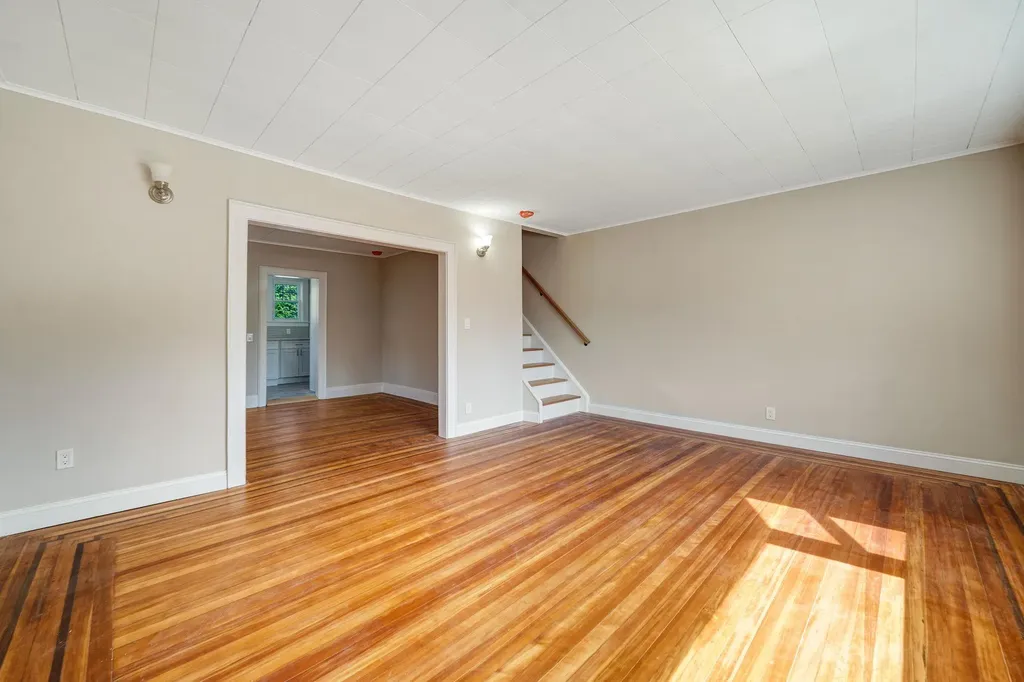 12 Lloyd Avenue Lynbrook NY 11563