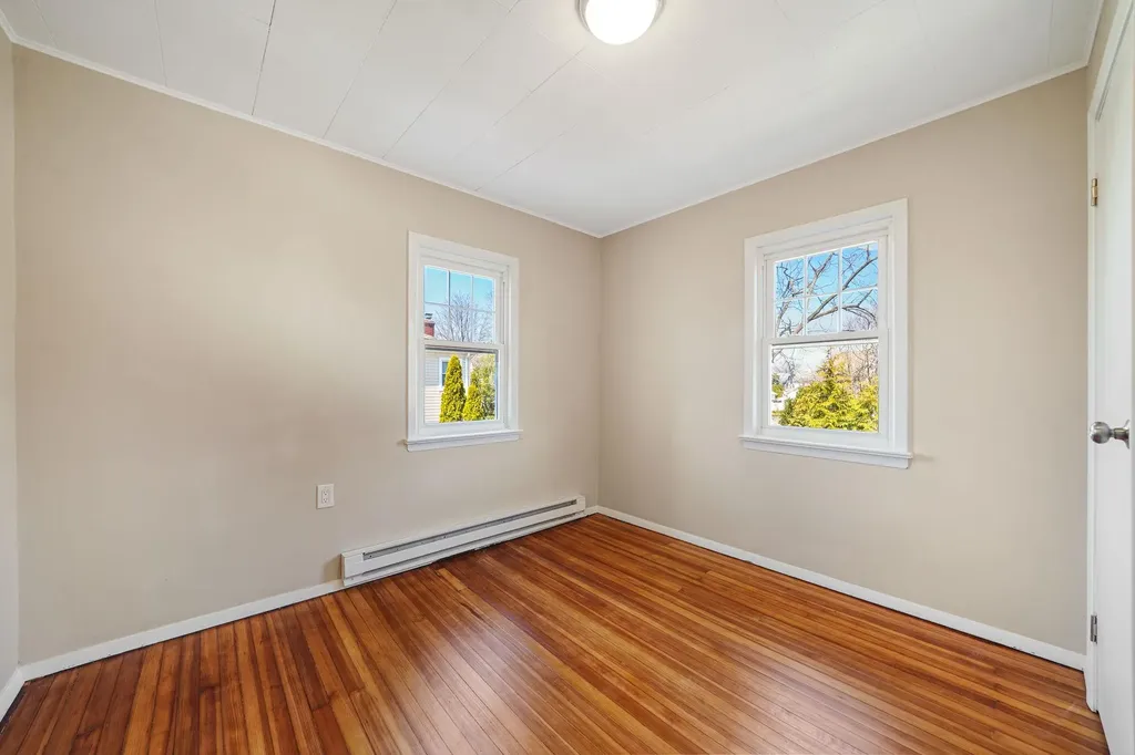 12 Lloyd Avenue Lynbrook NY 11563