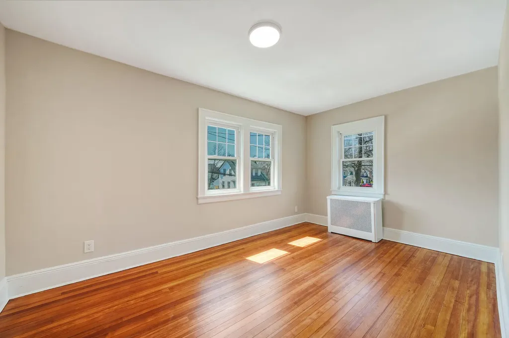 12 Lloyd Avenue Lynbrook NY 11563