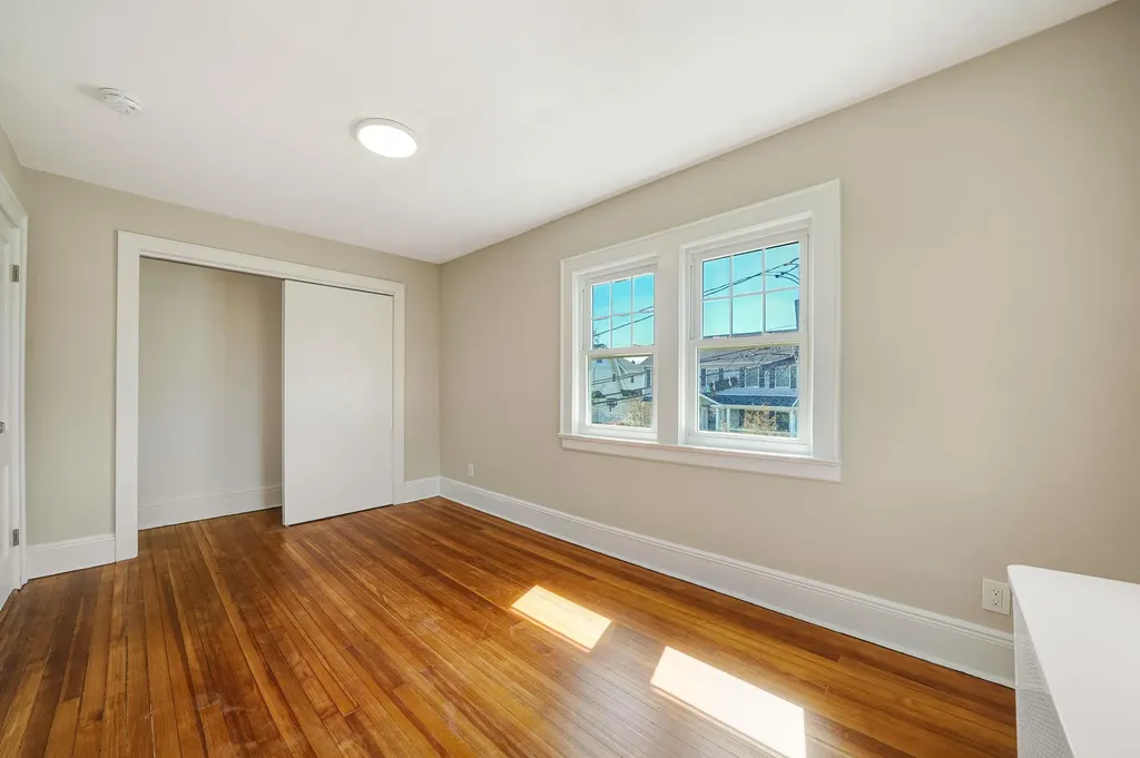 12 Lloyd Avenue Lynbrook NY 11563