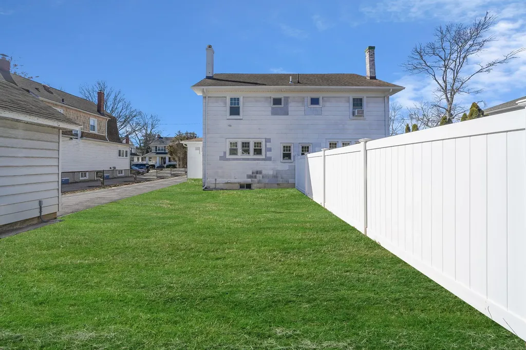 12 Lloyd Avenue Lynbrook NY 11563
