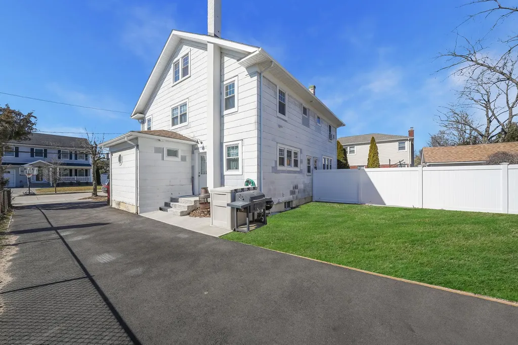 12 Lloyd Avenue Lynbrook NY 11563