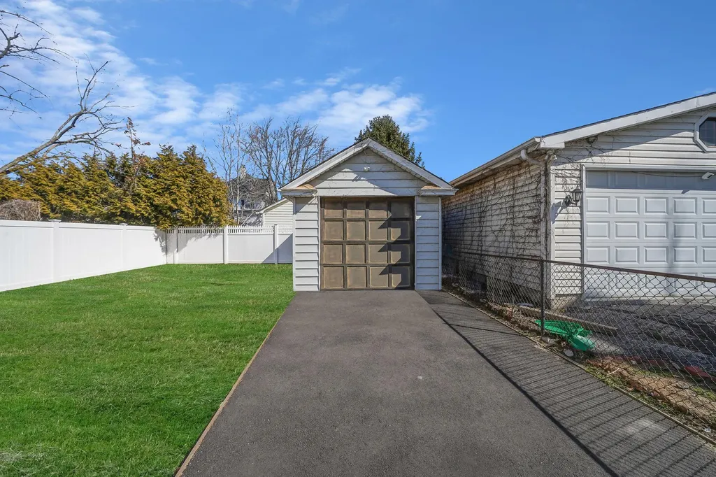 12 Lloyd Avenue Lynbrook NY 11563