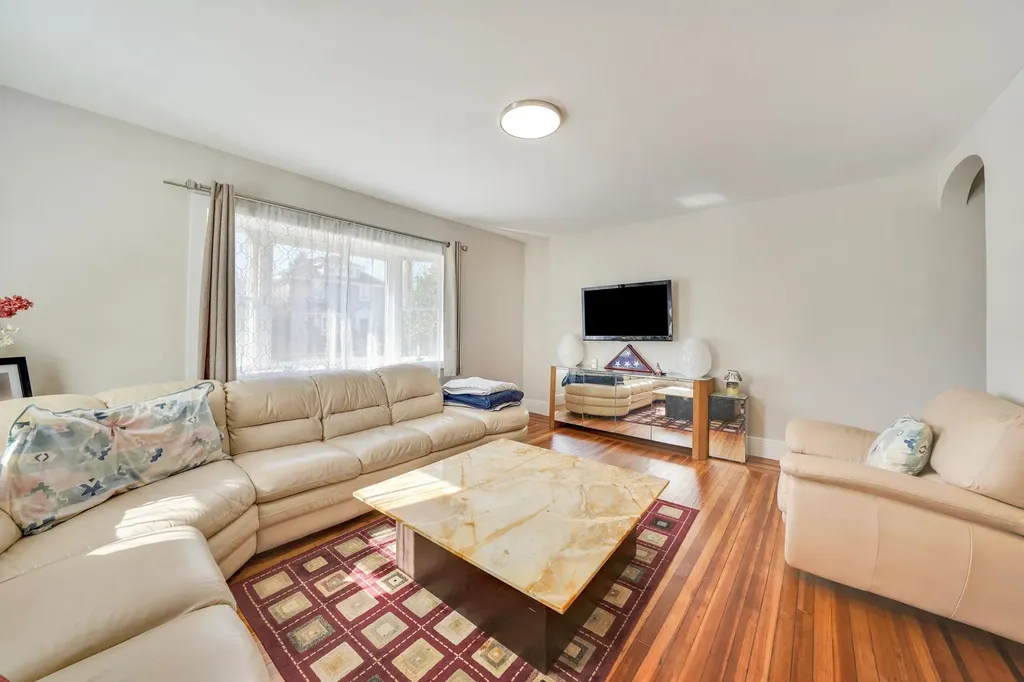 12 Lloyd Avenue Lynbrook NY 11563