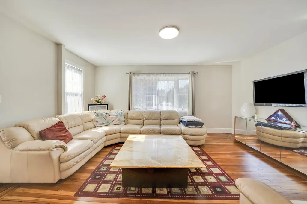 12 Lloyd Avenue Lynbrook NY 11563