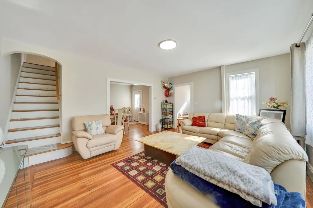 12 Lloyd Avenue Lynbrook NY 11563