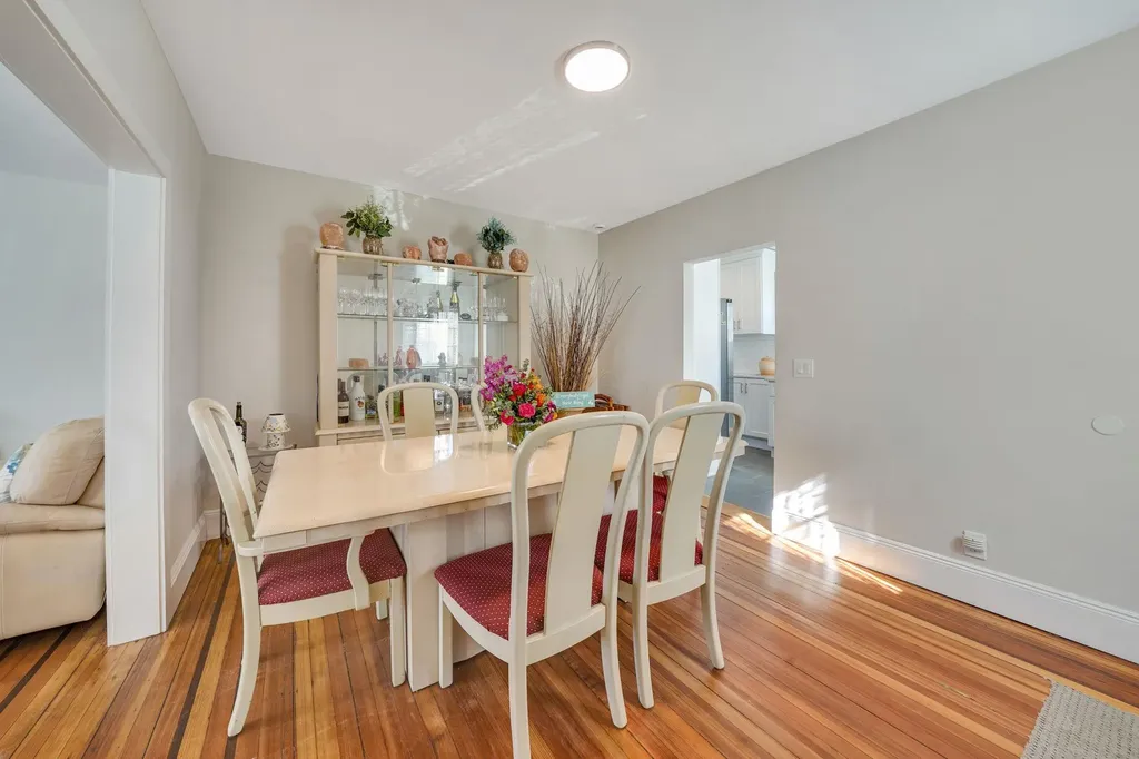 12 Lloyd Avenue Lynbrook NY 11563