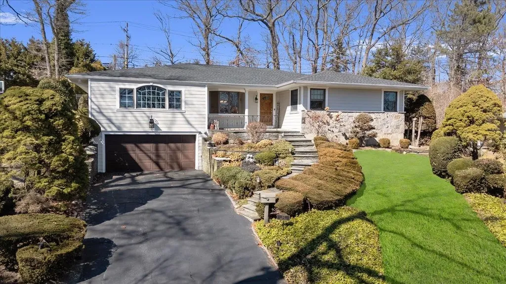 60 Ridge Drive Oyster Bay NY 11803
